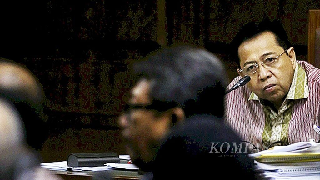 Mantan Ketua DPR yang menjadi tersangka kasus korupsi KTP Elektronik, Setyo Novanto menyimak penjelasan dari saksi dalam sidang lanjutan kasusnya di PN Tindak Pidana Korupsi, Jakarta, Senin (5/3). Sejumlah pengusaha jasa penukaran uang asing dihadirkan menjadi saksi dalam sidang itu.