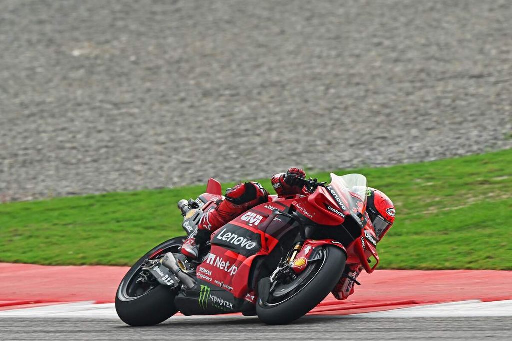 Pebalap Ducati, Francesco Bagnaia, memacu sepeda motornya pada balapan MotoGP seri India di Sirkuit Buddh, Greater Noida, India, Minggu (24/9/2023).