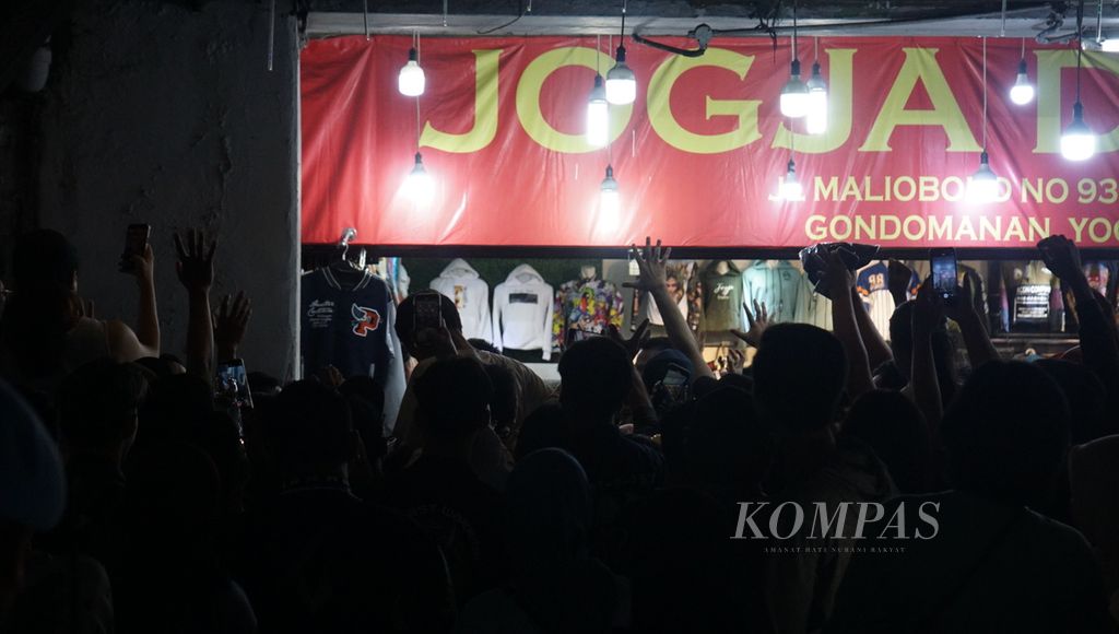 Kerumunan warga menyambut kedatangan Presiden Joko Widodo di Malioboro, Yogyakarta, Kamis (29/6/2023) malam.