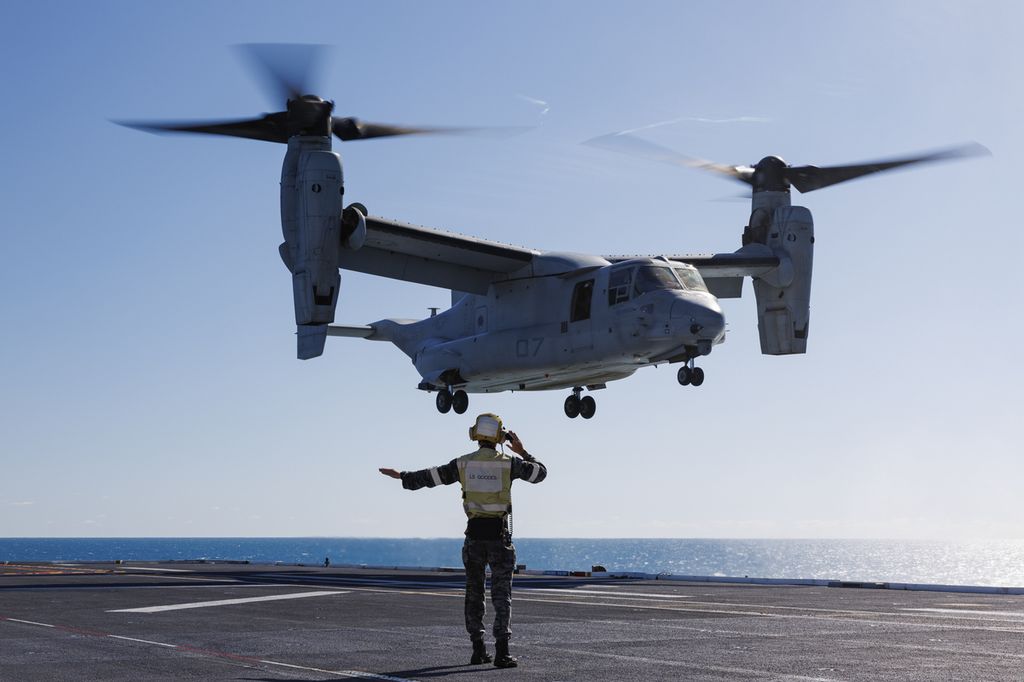 Pesawat CV-22 Osprey milik marinir Amerika Serikat dalam latihan lepas landas dan  mendarat di geladak HMAS Adelaide milik Australia pada Agustus 2023. Pada 6 November 2023, AS melarang seluruh CV-22 Ospresy terbang.