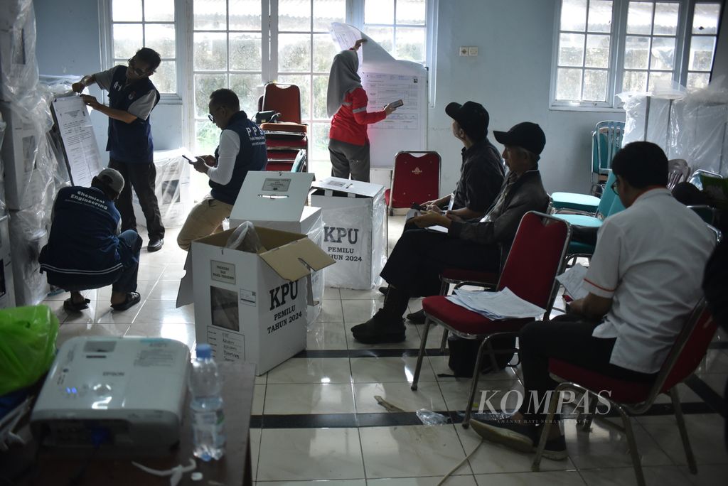Suasana rekapitulasi hasil penghitungan suara Pemilu 2024 di Panitia Pemilihan Kecamatan (PPK) Kalidoni, Palembang, Sumatera Selatan, Senin (19/2/2024). 