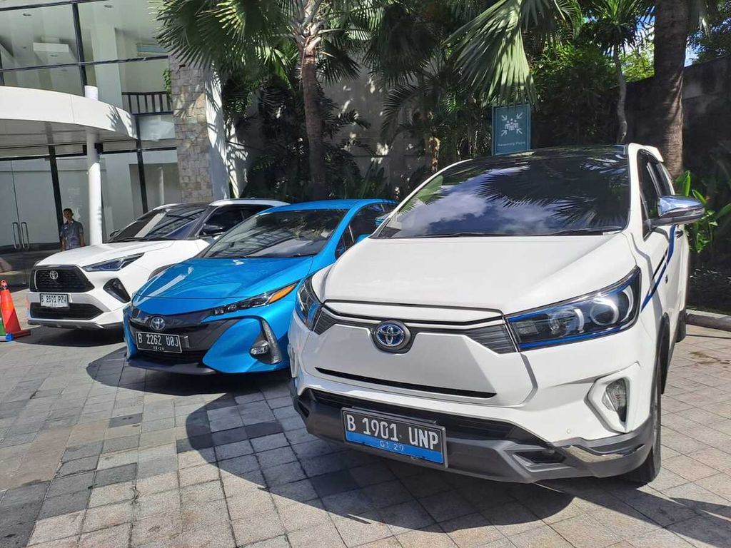 Kendaraan elektrifikasi Toyota untuk jasa antar dan jemput tamu dengan rute hotel The Stones-Legian Bali menuju Bandara I Gusti Ngurah Rai dan sebaliknya, Kamis (20/6/2024). 