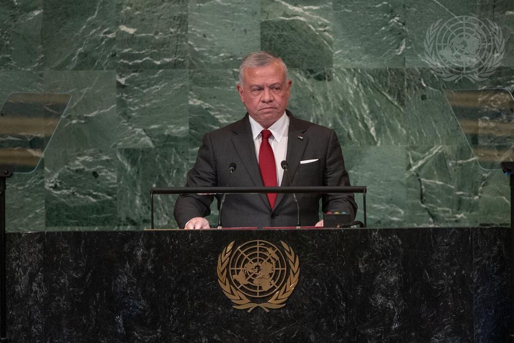 Raja Abdullah II dari Jordania menyampaikan pandangan negaranya dalam Sidang Majelis Umum Perserikatan Bangsa-Bangsa, Selasa (20/9/2022), di New York, Amerika Serikat. Ia menyinggung hak-hak gereja yang terancam di Jerusalem.