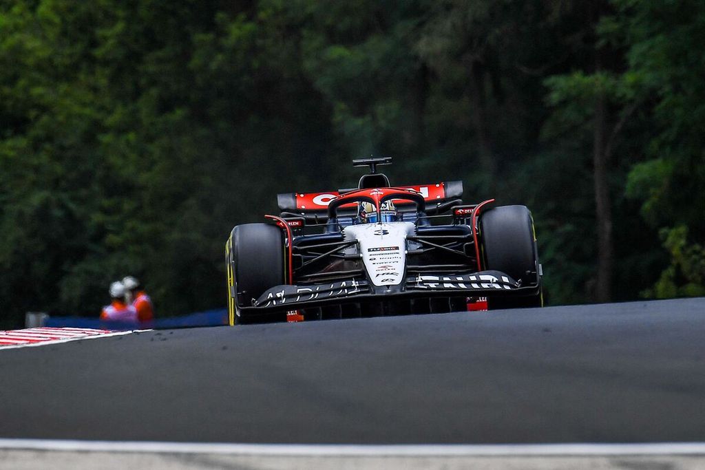 Daniel Ricciardo mengemudikan mobil Alpha Tauri sesi latihan bebas pertama Grand Prix Formula 1 Hongaria di Sirkuit Hungaroring, Mogyorod, dekat Budapest, Jumat (21/7/2023). 