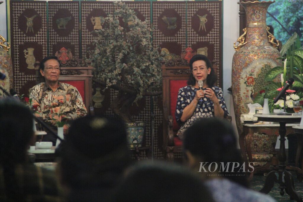 Anggota Dewan Perwakilan Daerah (DPD) asal Daerah Istimewa Yogyakarta (DIY), Gusti Kanjeng Ratu (GKR) Hemas (kanan), didampingi Sultan Hamengku Buwono X, berbicara di hadapan sejumlah seniman, Jumat (1/3/2019) sore, di Keraton Kilen Yogyakarta.
