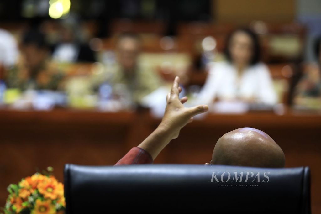 Wakil Ketua Komisi III, Desmond J Mahesa menyampaikan pendapat dan pertanyaan kepada Panitia Seleksi Calon Pimpinan KPK saat rapat dengar pendapat di  Jakarta, Senin (9/9/2019). 