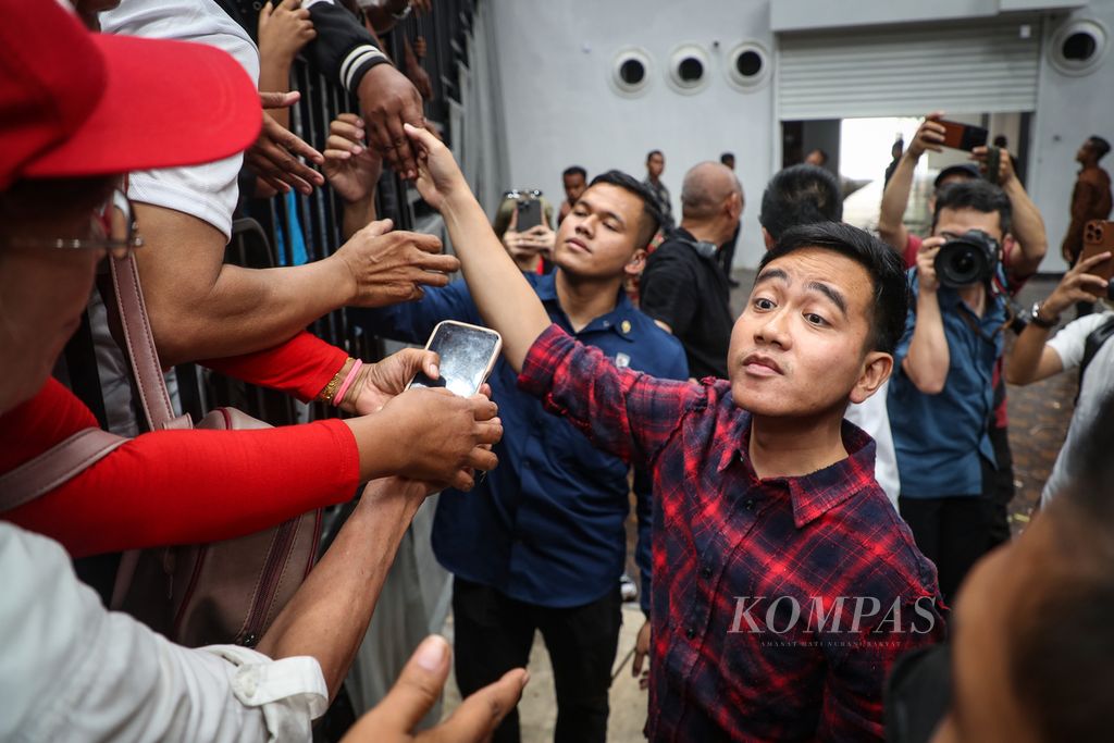Wali Kota Surakarta Gibran Rakabuming Raka menyapa sukarelawan Projo dalam acara pembukaan Rakernas VI Projo di Indonesia Arena, kompleks Gelora Bung Karno, Jakarta, Sabtu (14/10/2023). 