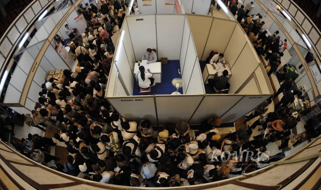 Ratusan pencari kerja mengantre untuk wawancara yang diadakan BRI di arena bursa kerja di Auditorium Universitas Sebelas Maret, Solo, Rabu (17/3). Tingginya tingkat pengangguran membuat bursa kerja selalu dipadati pencari kerja.