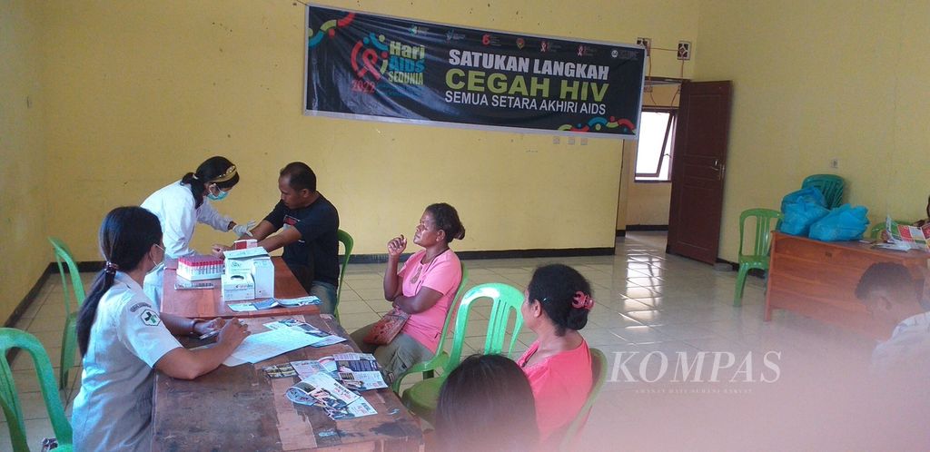 Pedagang, tukang gerobak, tukang parkir, dan pelaku kuliner di Pasar Oeba, Kelurahan Fatuleu, Kota Kupang, menjalani tes HIV secara sukarela dan konseling tentang HIV dan kesehatan reproduksi dari Komisi Penanggulangan HIV/AIDS NTT dan PKBI di Kupang, Kamis (1/12/2022).