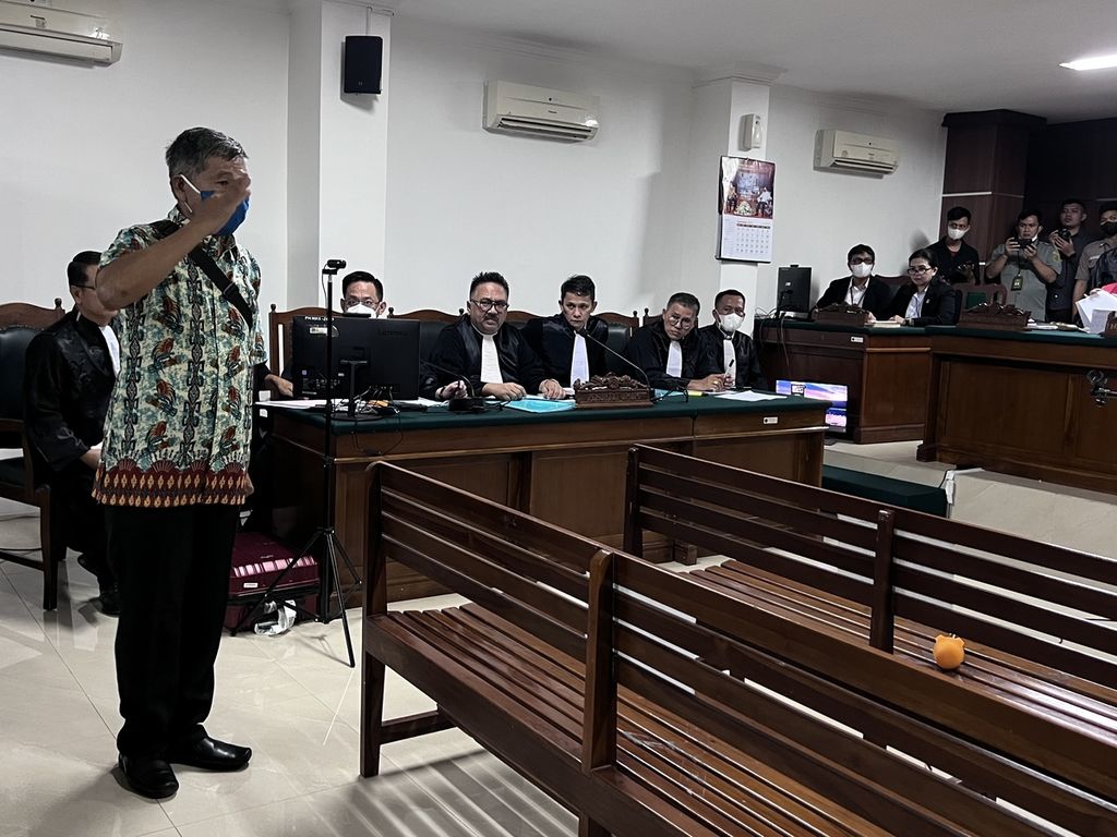 Terdakwa Mayor Inf (Purn) Isak Sattu memberikan hormat kepada tim kuasa hukum sesaat sebelum mengikuti sidang kasus dugaan pelanggaran HAM berat Paniai di Pengadilan Negeri Makassar, Sulawesi Selatan, Rabu (28/9/2022).