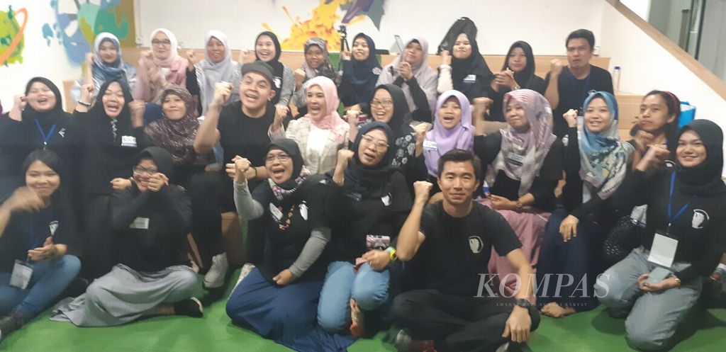 Penyanyi Tulus merasa bahagia bisa membantu guru belajar lagi lewat kegiatan Kamp Guru Penggerak di Bekasi pada 1-5 Juli 2019.