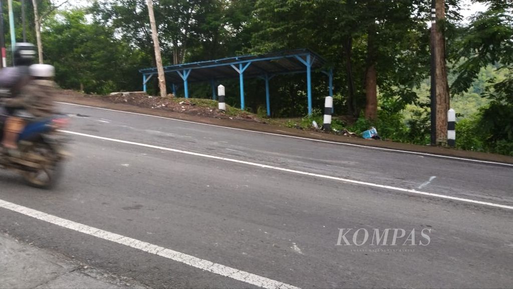 Lokasi kecelakaan tunggal yang melibatkan sebuah bus wisata di Jalan Imogiri-Dlingo Km 2, Desa Girirejo, Kecamatan Imogiri, Kabupaten Bantul, DI Yogyakarta, Kamis (8/2/2024). 