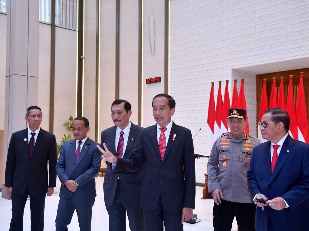 Presiden Joko Widodo memberikan keterangan kepada wartawan sebelum berangkat ke Chengdu, China, Kamis (27/7/2023) pagi.