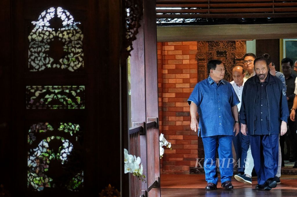 Ketua Umum Partai Gerindra Prabowo Subianto (kiri) ketika menyambut kunjungan Ketua Umum Partai Nasdem Surya Paloh (kanan) di Padepokan Garuda Yaksa, Bojong Koneng, Babakan Madang, Kabupaten Bogor, Jawa Barat, Minggu (5/3/2023). 