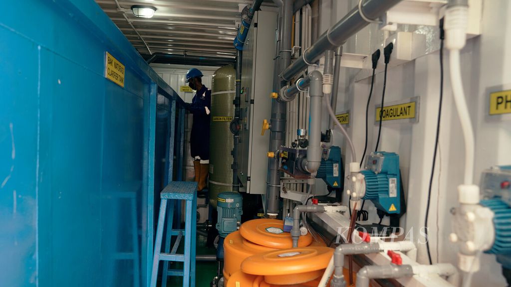 Petugas mengecek proses instalasi air di mobil pengolahan air PAM Jaya di Waduk Cincin, Tanjung Priok, Jakarta Utara, Selasa (22/3/2022).