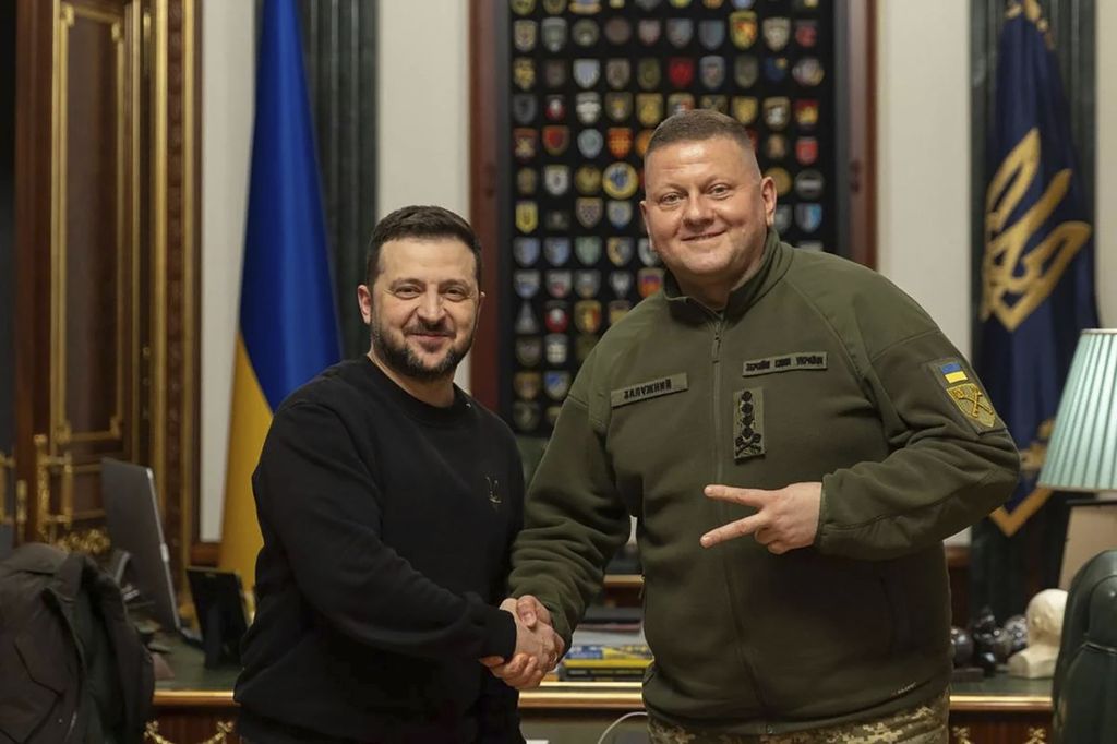 Presiden Ukraina Volodymyr Zelenskyy (kiri) dan Panglima Angkatan Bersenjata Ukraina Jenderal Valerii Zaluzhnyi bertemu pada Kamis (8/2/2024) di Kyiv. Selepas pertemuan itu, Zelenskyy mengumumkan pencopotan Zaluzhnyi.