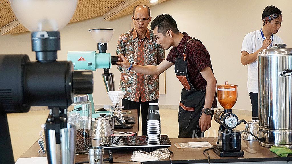 Barista dari sejumlah kota mengikuti kompetisi membuat kopi untuk memperingati  Hari Kopi Internasional, Sabtu (30/9), di Kota Bandar Lampung, Lampung. Kompetisi itu diikuti 24 peserta dari sejumlah kota, antara lain Jakarta dan Medan.
