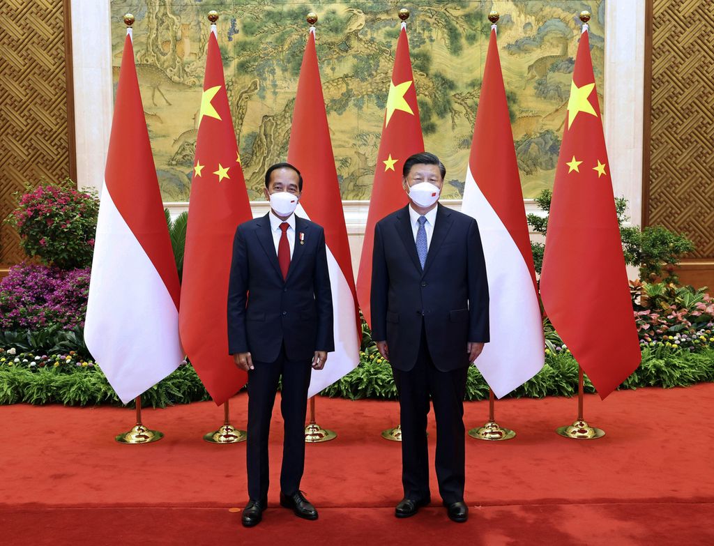 Foto yang dirilis Kantor Berita China, Xinhua, memperlihatkan Presiden Joko Widodo dan Presiden China Xi Jinping berfoto saat pertemuan di Diaoyutai State Guesthouse di Beijing, China, 26 Juli 2022.  