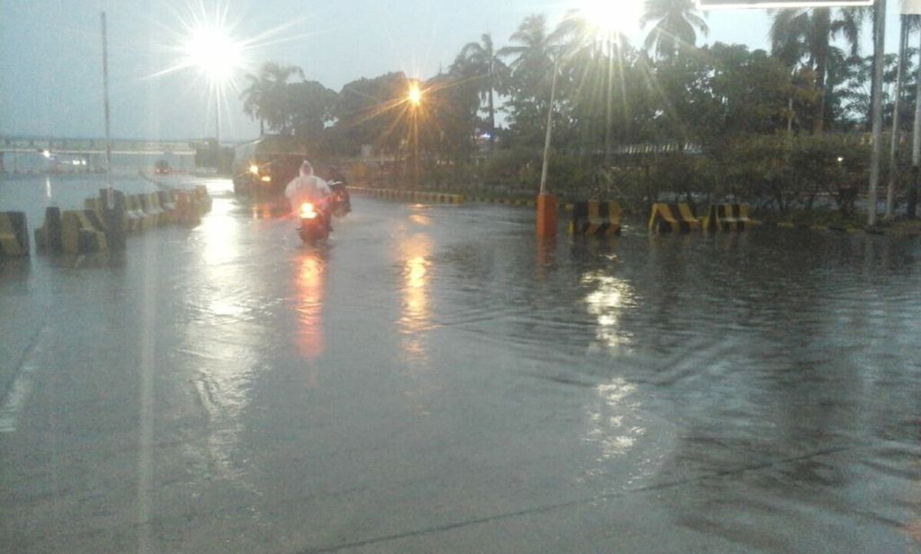 Hujan deras yang mengguyur sejak Senin hingga Selasa (21-22/1/2019) menimbulkan genangan air di pintu masuk Pelabuhan Bakauheni, Kabupaten Lampung Selatan, Lampung.