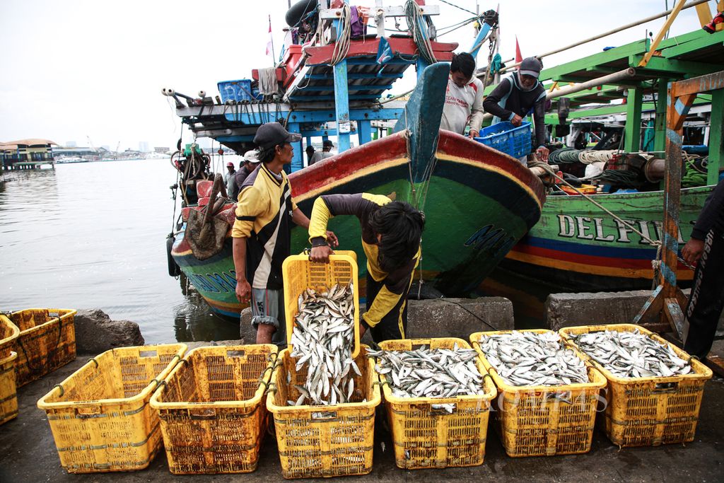 Aktivitas bongkar muat ikan di pelabuhan Muara Anke, Penjaringan, Jakarta Utara, Rabu (7/12/2022). Selama Januari-September 2022, nilai ekspor perikanan tercatat 4,61 miliar dollar AS atau baru 64,65 persen dari target tahun 2022.