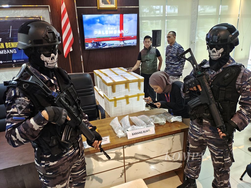 Evidence of clear lobster seeds (BBL) that were planned to be smuggled to Singapore was presented to the media during a press conference at the Palembang Navy Station in South Sumatra on Monday (6/5/2024).