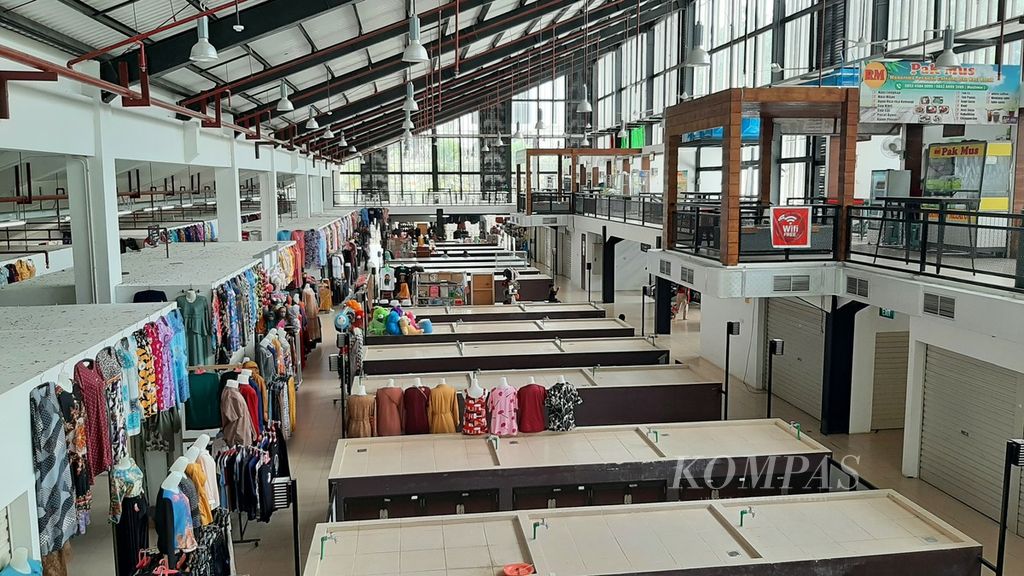 Galeri pakaian di kawasan pos lintas batas negara di Entikong, Kabupaten Sanggau, Kalimantan Barat, Minggu (17/7/2022).