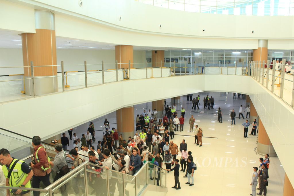 Rombongan Penjabat Gubernur Jawa Barat Bey Machmudin meninjau Bandara Internasional Jabar Kertajati di Kabupaten Majalengka, Selasa (10/10/2023). 