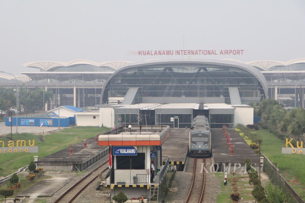 Kereta api bandara membawa penumpang ke Bandara Internasional Kualanamu, Deli Serdang, Sumatera Utara, Kamis (19/9/2019). 