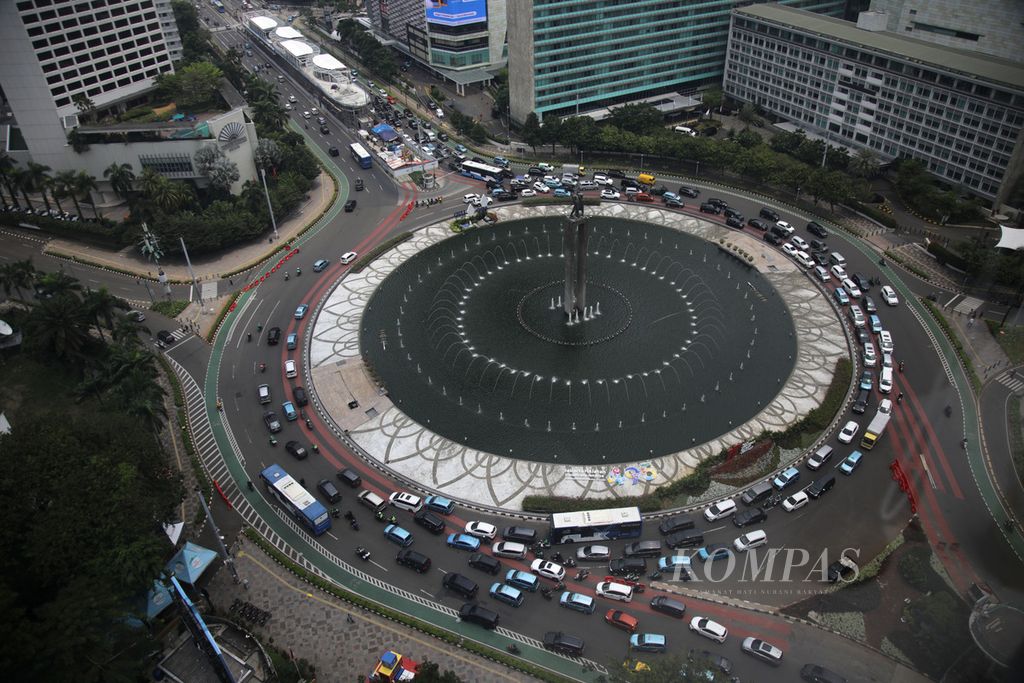 Kepadatan arus lalu lintas di kawasan Bundaran Hotel Indonesia, Jakarta, Selasa (20/9/2022). 