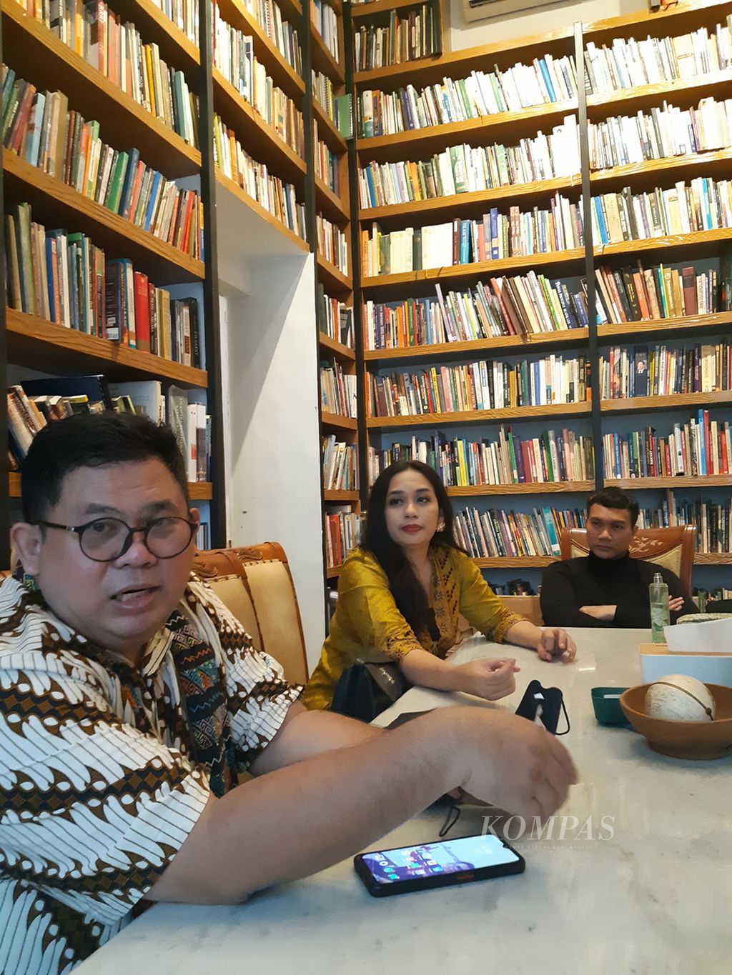 Ketua Umum Perkumpulan Literasi Indonesia Wien Muldian (depan) di perpusatakan komunitas Baca Di Tebet - Perpustakaan dan Ruang Temu.