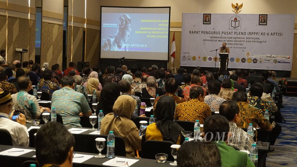Suasana Rapat Pleno Ke-6 Pengurus Pusat Asosiasi Perguruan Tinggi Swasta Indonesia (Aptisi) di Surabaya, Jawa Timur, Rabu (29/1/2020). Aptisi yang menaungi lebih dari 4.600 kampus swasta dengan 8,2 juta mahasiswa berharap pemerintah tidak melulu memberikan perhatian kepada kampus-kampus negeri.