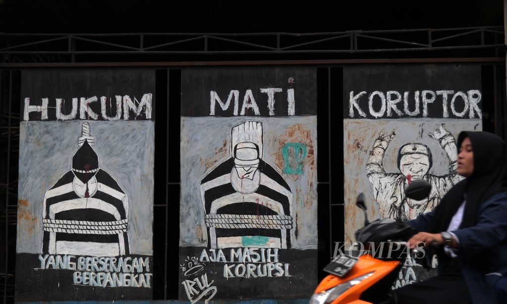 Mural tentang hukuman untuk koruptor tergambar di Keranggan, Tangerang Selatan, Banten, Kamis (9/3/2023).  