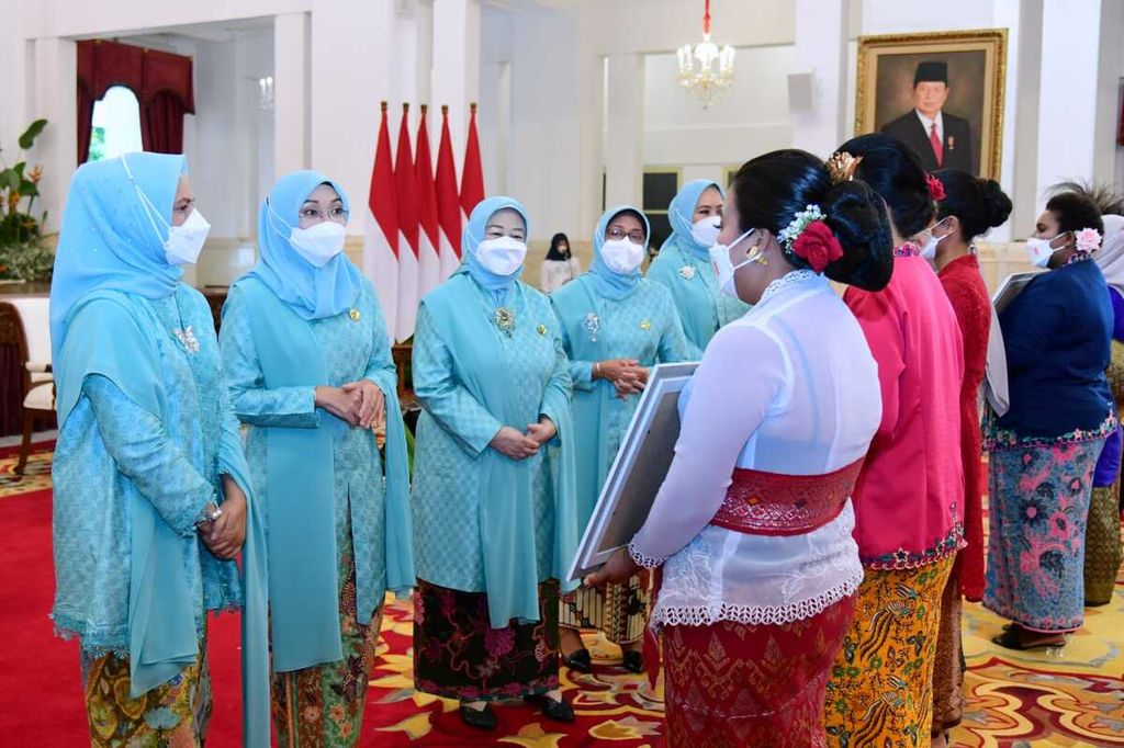 Nyonya Iriana Joko Widodo (kiri), Nyonya Wury Ma'ruf Amin (kedua dari kiri), dan anggota Organisasi Aksi Solidaritas Kabinet Indonesia Maju (OASE-KIM) berbincang dengan perempuan penerima penghargaan di Istana Negara, Jakarta, Kamis (21/4/2022). Dalam peringatan Hari Kartini, OASE-KIM memberikan penghargaan kepada 514 perempuan yang dinilai berjasa dan berprestasi di berbagai bidang.