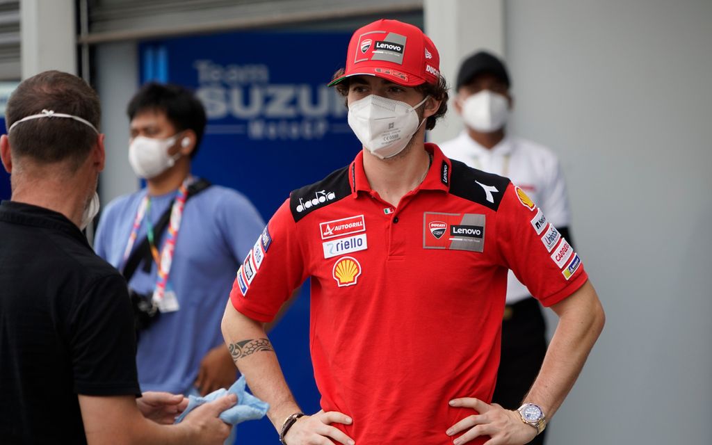 <i>Runner-up</i> MotoGP 2021, Franscesco Bagnaia dari tim Ducati Lenovo, terlihat di <i>paddock</i> Sirkuit Mandalika, Kamis (10/2/2022). Tes pramusim MotoGP 2022 akan berlangsung hari ini sampai minggu mendatang di Sirkuit Mandalika. Sejumlah pembalap MotoGp dipastikan akan mengikuti ajang ini.