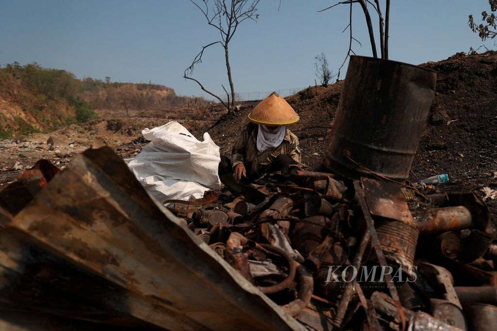Pemulung mengumpulkan sampah logam dari sisa-sisa kebakaran yang terjadi di TPA Jatibarang, Kota Semarang, Jawa Tengah, Senin (9/10/2023). 