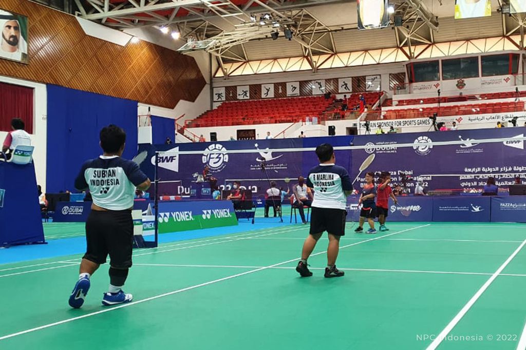 Atlet para bulu tangkis Indonesia, Subhan dan Rina Marlina, bertanding di nomor ganda campuran SH6 di turnamen Fazza Dubai Para Badminton Internasional Ke-4 2022, Minggu (29/5/2022). Indonesia menjadi juara umum turnamen itu setelah menjuarai enam nomor.