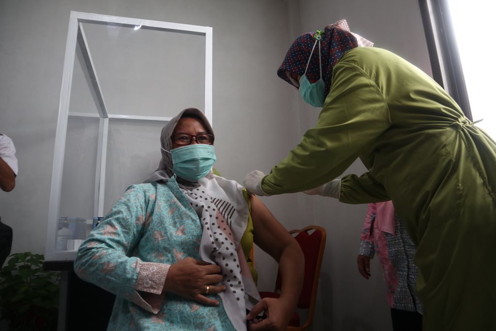 Petugas menyuntikkan vaksin terhadap tenaga kesehatan dalam simulasi pemberian vaksin Covid-19 di Puskesmas Talun, Kabupaten Cirebon, Jawa Barat, Rabu (6/1/2021). Vaksinasi tahap awal di Cirebon akan diberikan kepada 8.009 tenaga kesehatan.