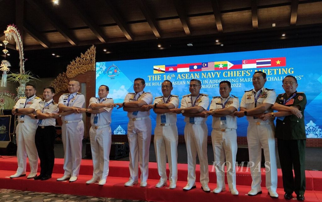 TNI Angkatan Laut menjadi tuan rumah pertemuan ke-16 ASEAN Navy Chiefs Meeting (ANCM) yang digelar di Nusa Dua, Kuta Selatan, Kabupaten Badung, Bali, Senin (22/8/2022). Kepala Staf TNI AL Laksamana Yudo Margono (kelima dari kiri) berfoto bersama pimpinan delegasi angkatan laut ASEAN seusai rapat paripurna pertemuan ke-16 ANCM.