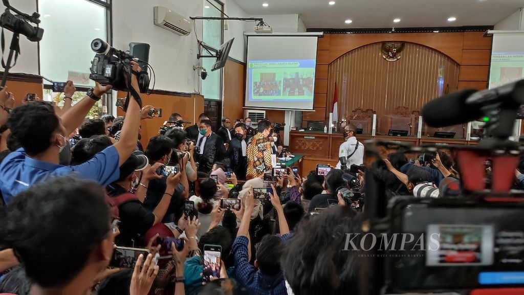 Ferdy Sambo, defendant accused of being involved in murder of Nofriansyah, entered court room in South Jakarta District Court, Monday  (17/10/2022).