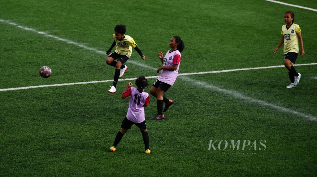 Pertandingan antara tim Nagagini dan tim Larasati dalam hari pertama MilkLife Soccer Challenge 2023 Batch 3 yang berlangsung di Stadion Supersoccer Arena, Kudus, Jawa Tengah, Jumat (15/12/2023). Sistem pertandingan adalah 7 lawan 7 dengan komposisi lima pemain putri dan dua pemain putra dalam satu tim yang bermain. 