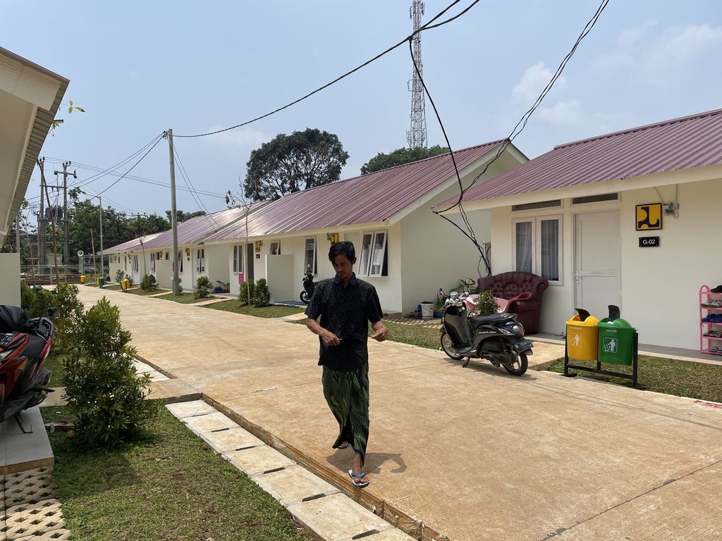 Seorang warga melintasi kompleks hunian tetap Bumi Sirnagalih Damai yang diperuntukkan bagi penyintas gempa Cianjur, Jumat (24/3/2023). Hunian ini berada di Desa Sirnagalih, Kecamatan Cilaku, Kabupaten Cianjur.
