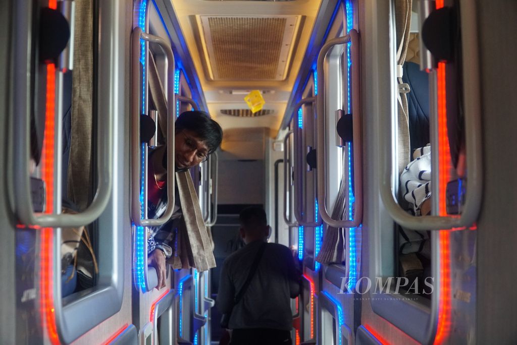 Suasana di dalam bus <i>sleeper</i> milik PO Pandawa 87 di sekitar area keberangkatan di Terminal Kampung Rambutan, Jakarta Timur, DKI Jakarta, Senin (18/12/2023). Bus <i>sleeper</i> menjadi salah satu layanan yang digemari penumpang saat mudik karena lebih nyaman dan menawarkan ruang privat. 