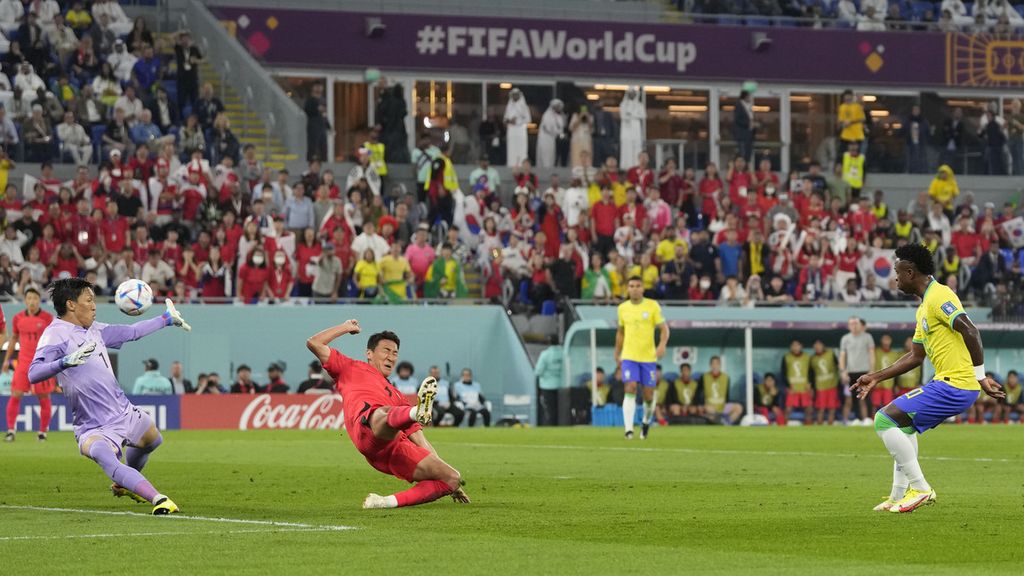 Penyerang Brasil, Vinicius Jr, menendang bola yang berujung gol pembuka timnya ke gawang Korea Selatan pada laga babak 16 besar Piala Dunia 2022 di Stadion Education City di Al-Rayyan, Qatar, Selasa (6/12/2022) dini hari WIB. Brasil menang, 4-1.