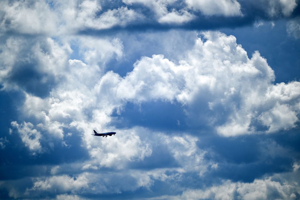 Pesawat jet bersiap mendarat di tengah cuaca berawan di Frankfurt am Main, Jerman, 28 Mei 2024.