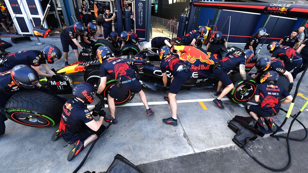Mekanik mengerjakan mobil pebalap Tim Red Bull asal Belanda, Max Verstappen, di Sirkuit Albert Park, Melbourne, Jumat (8/4/2022), jelang Grand Prix Formula Satu Australia 2022. 