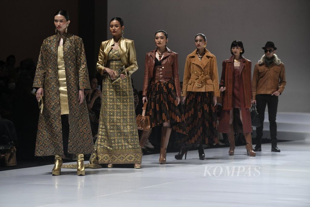 Model membawakan busana koleksi Poppy Dharsono x Pemerintah Kabupaten Garut dalam Indonesia Fashion Week (IFW) 2023 di Jakarta Convention Center, Jakarta, Jumat (24/2/2023). Dalam koleksi tersebut Poppy Dharsono mengangkat kreasi busana dari olahan kulit.