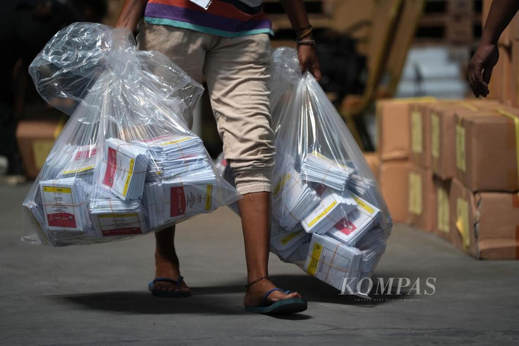 Pekerja membawa surat suara yang sudah disortir dan dilipat di gudang logistik KPU Kota Bekasi di Bekasi Utara, Jawa Barat, Rabu (10/1/2024). 