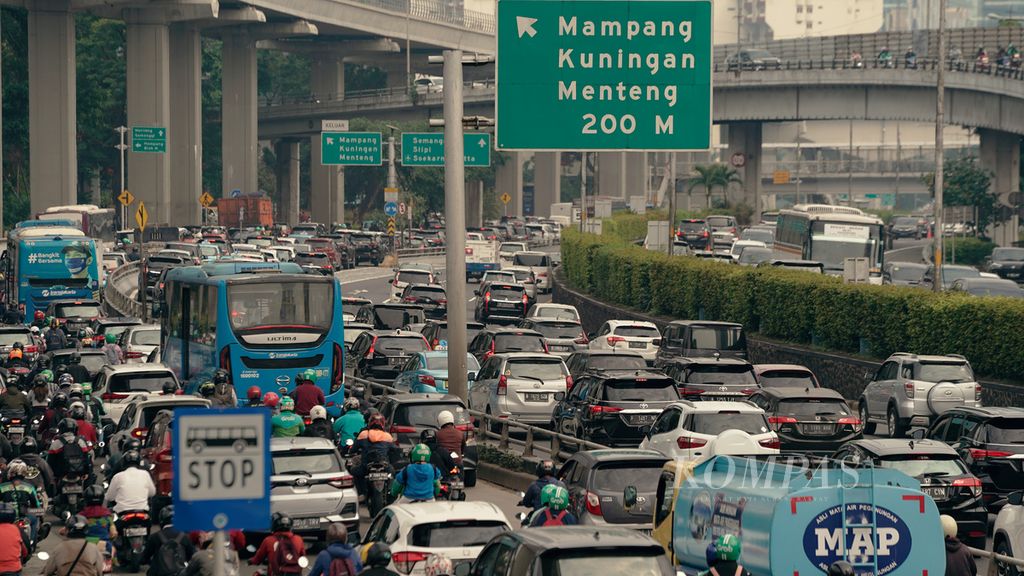 Kepadatan lalu lintas di Jalan Gatot Subroto dan tol dalam kota di Pancoran, Jakarta Selatan, Senin (25/7/2022). Mengurangi kemacetan Jakarta memang bukan perkara mudah. Mengutak-atik aturan jam kerja perlu koordinasi bersama dan perhitungan yang presisi agar tidak lebih banyak merugikan warga. 