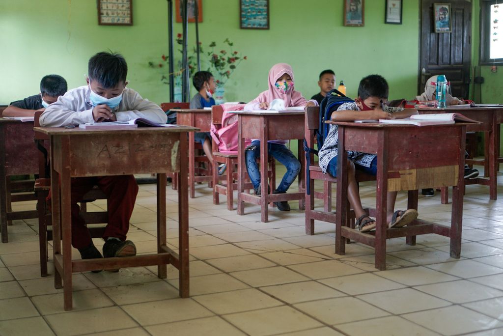 Suasana pembelajaran tatap muka di salah satu kelas di SDN 21 Balikpapan Barat, Kota Balikpapan, Kalimantan Timur, Senin (11/1/2021). Siswa di dalam kelas hanya dibatasi 50 persen dari kapasitas ruang kelas.