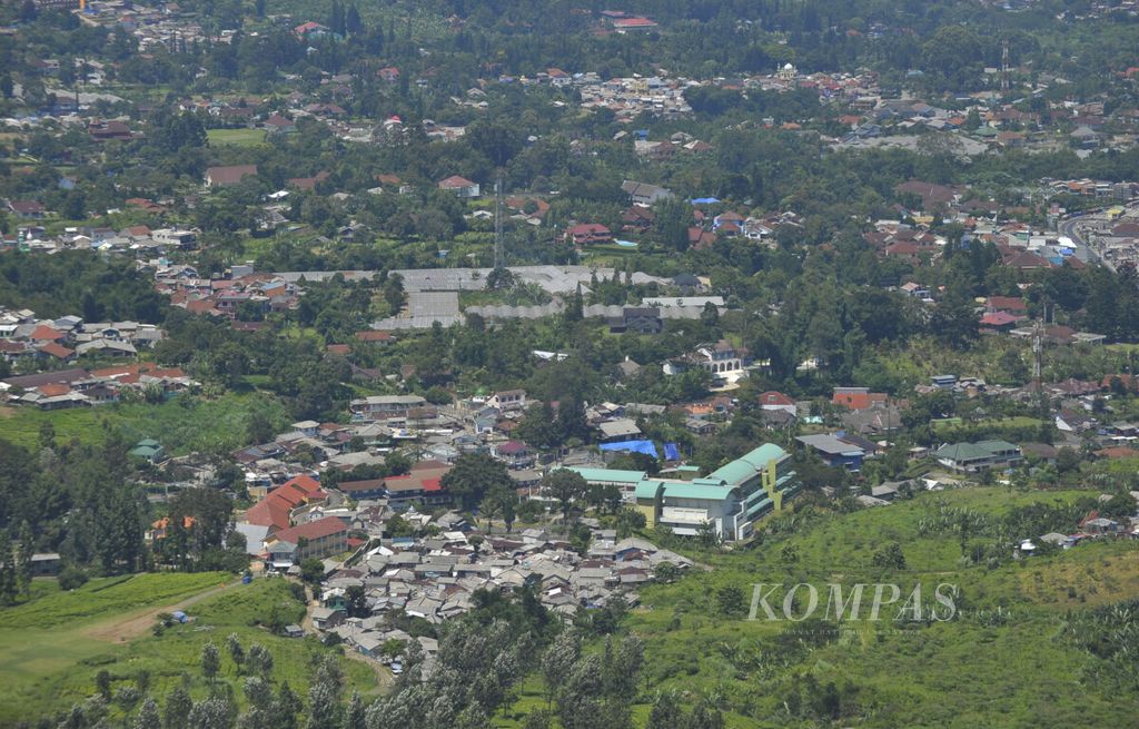 Panorama kawasan Puncak dilihat dari kawasan Gunung Mas, Puncak, Cisarua, Bogor, Jumat (8/1).